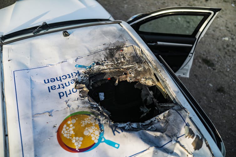 Un vehículo de ayuda de la World Central Kitchen muestra los daños causados por una bomba tras un ataque aéreo en el que murieron siete personas.