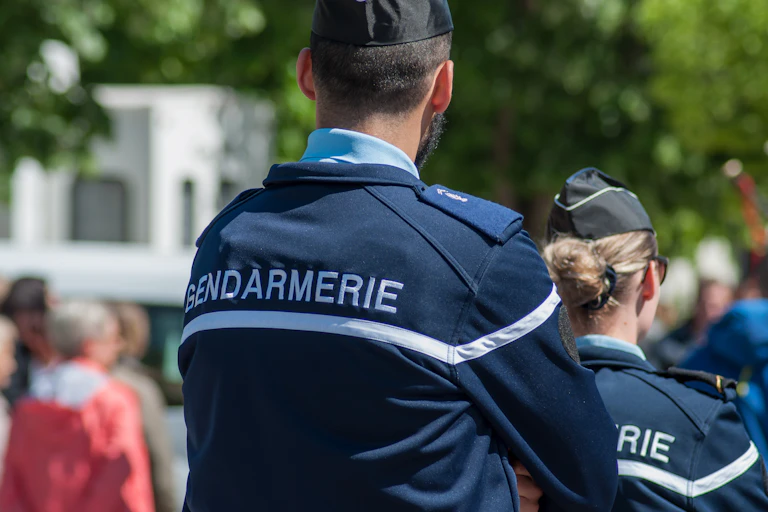 Une patrouille de gendarmerie.