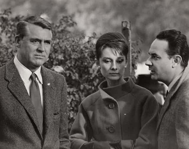 De izquierda a derecha, Cary Grant, Audrey Hepburn y Stanley Donen, en el rodaje de 'Charada'.