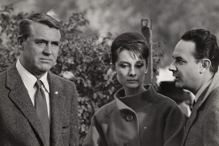 De izquierda a derecha, Cary Grant, Audrey Hepburn y Stanley Donen, en el rodaje de 'Charada'.