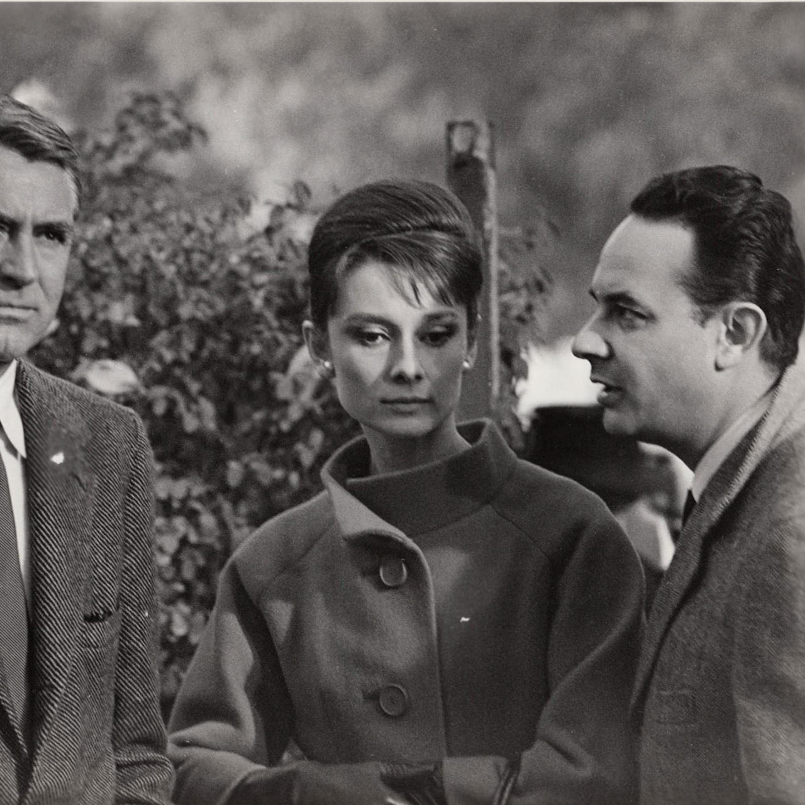 De izquierda a derecha, Cary Grant, Audrey Hepburn y Stanley Donen, en el rodaje de 'Charada'.