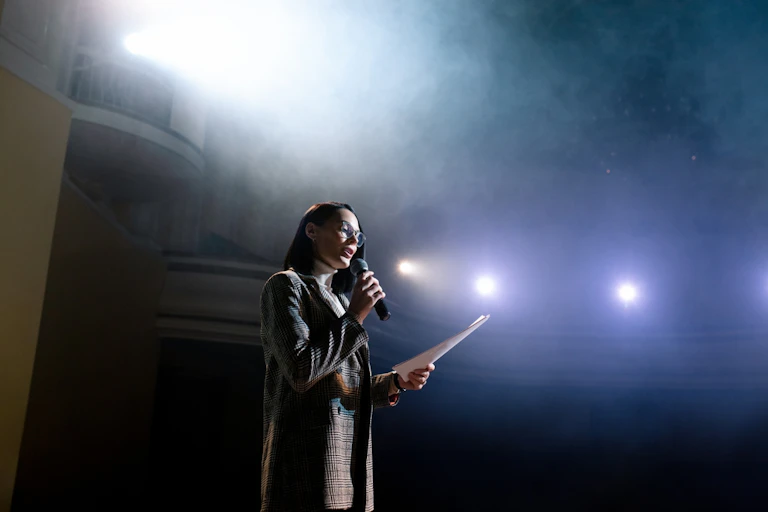 Une oratrice sur une scène de théâtre