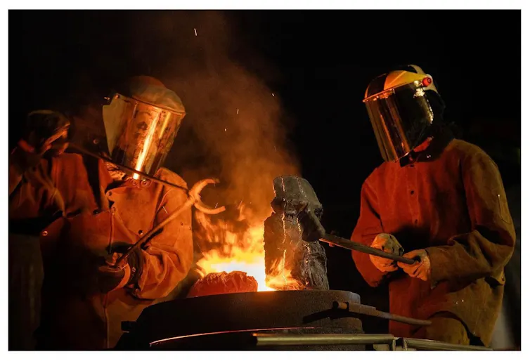 Fotografía del proceso de fundición de la estatua de Robert E. Lee.