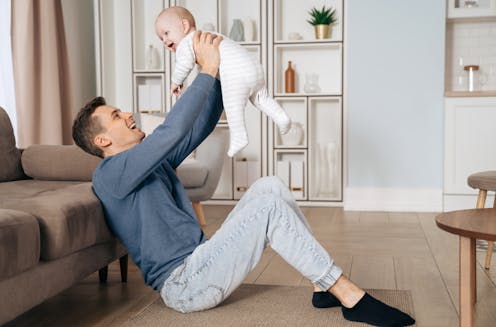 Cuti ayah bermanfaat tidak hanya untuk ibu dan bayi, tapi juga organisasi, kebijakan publik, dan perekonomian keluarga