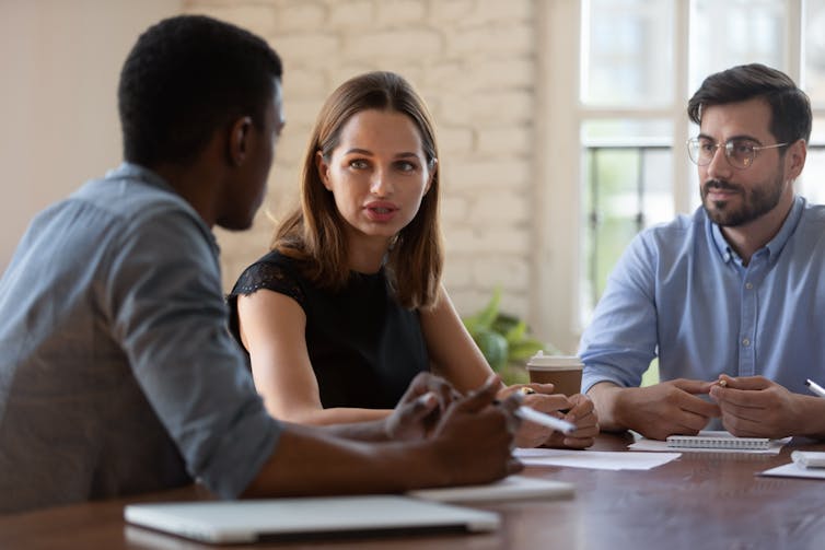 Meeting between three people in an office