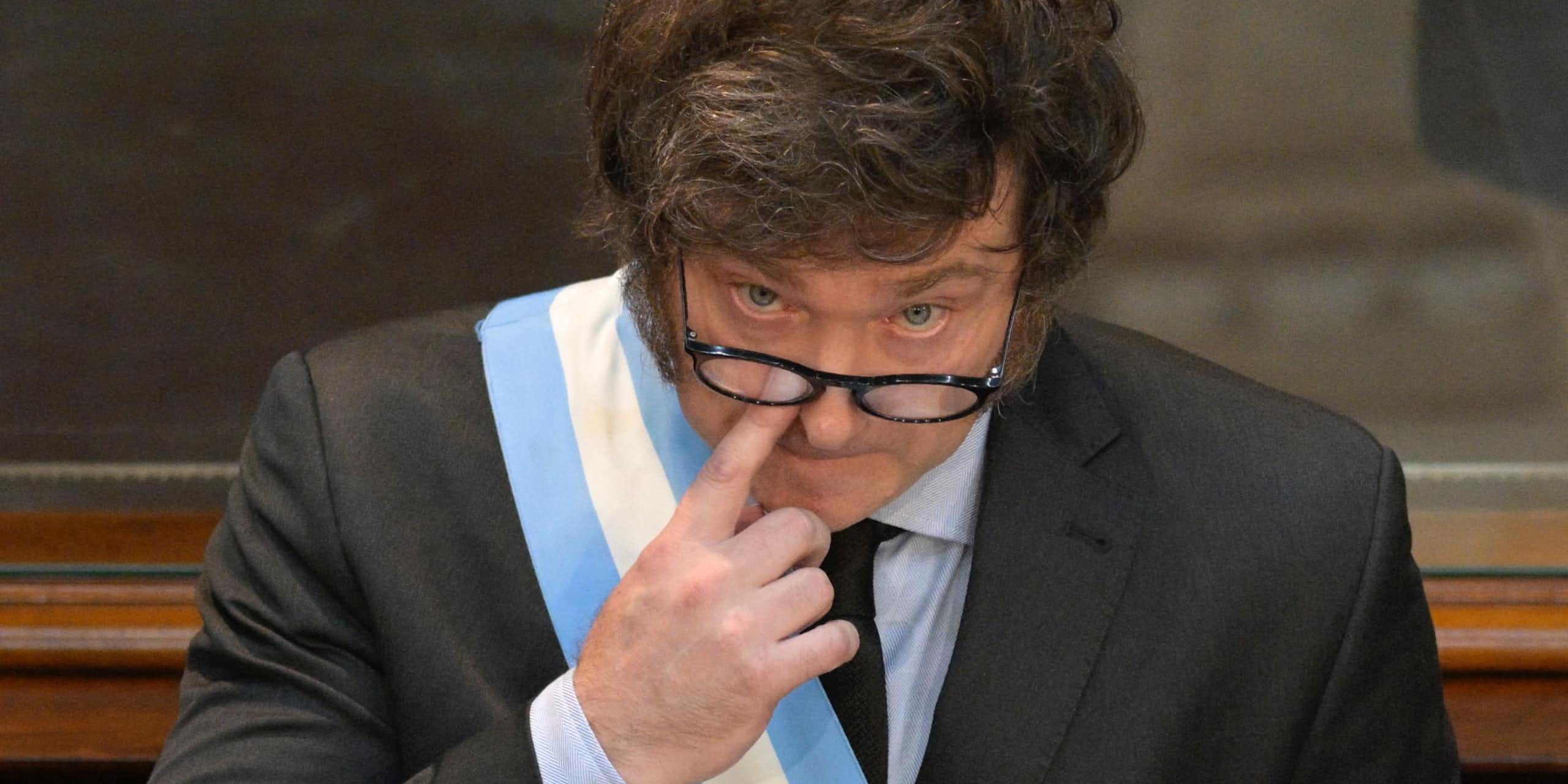 Javier Milei, ceint d'une écharpe aux couleurs du drapeau argentin, prononce un discours
