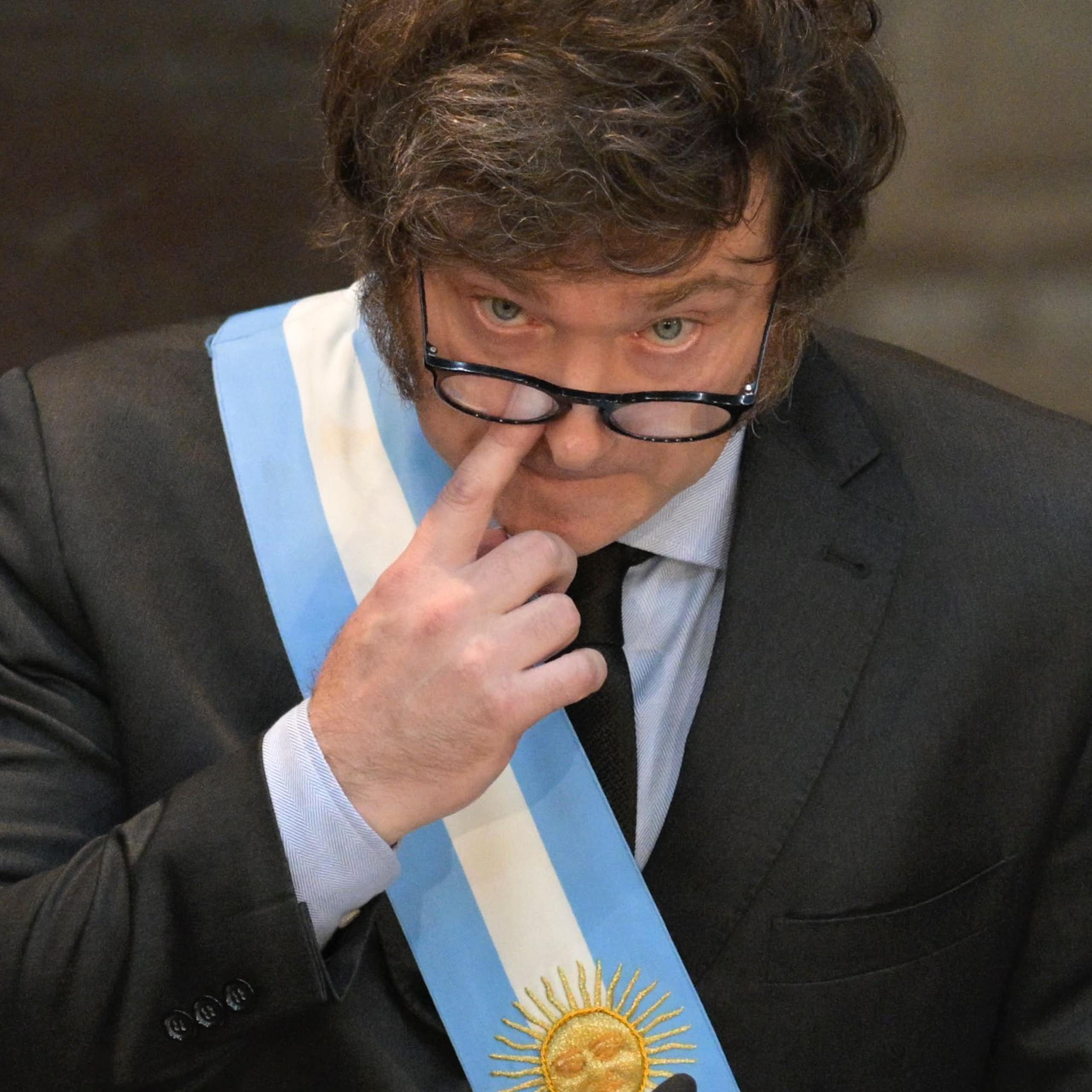 Javier Milei, ceint d'une écharpe aux couleurs du drapeau argentin, prononce un discours