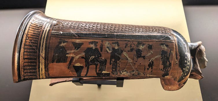 Escena de gineceo: mujeres tejiendo. Detalle de un epínetro ático de figuras negras. Museo del Louvre.