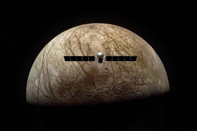 Ilustração da Nasa da sonda Europa Clipper se aproximando da lua de Júpiter Europa