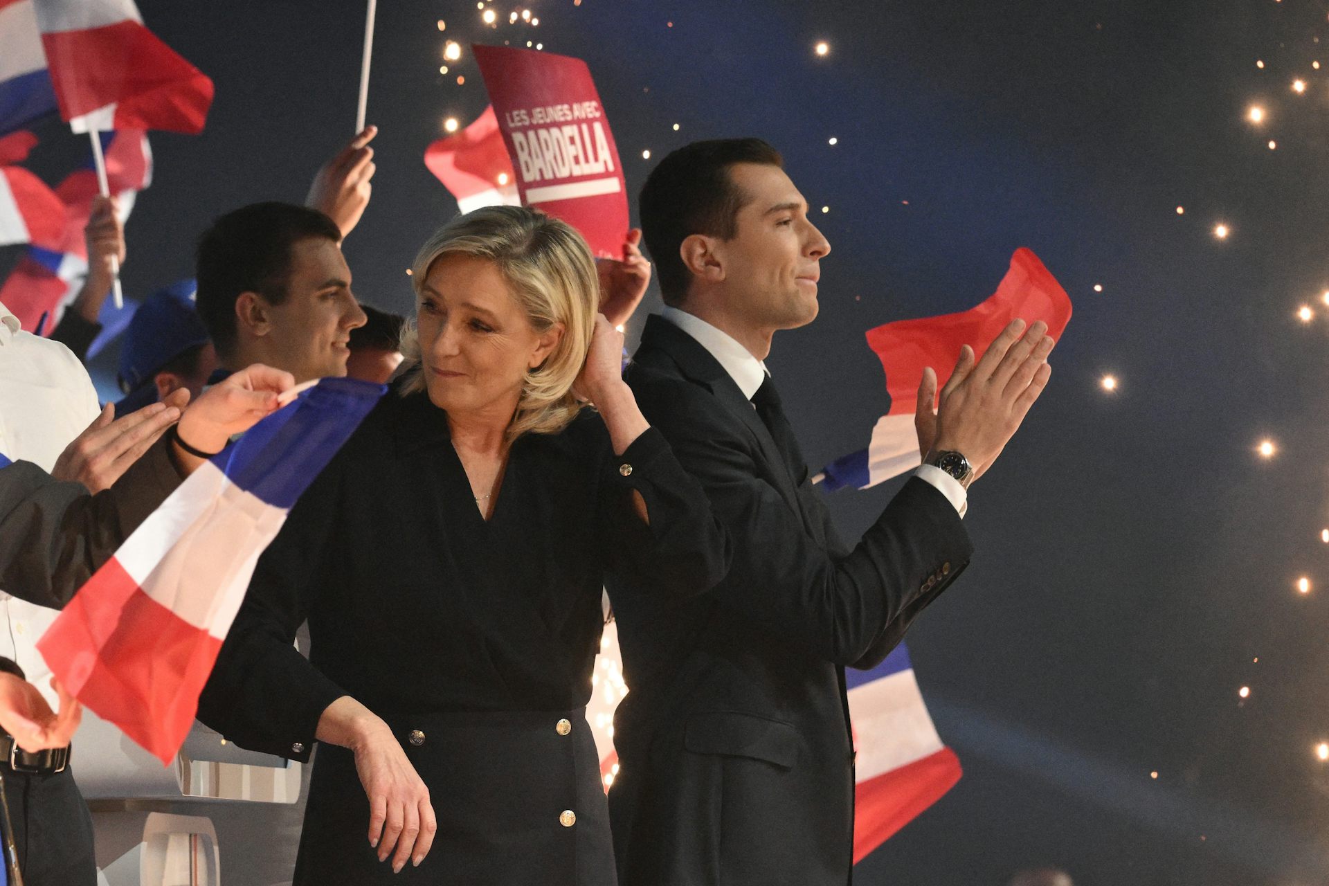 Le président du Rassemblement national (RN) et chef de file de la liste électorale Jordan Bardella et Marine Le Pen sur scène lors du meeting de lancement de la campagne du RN pour les élections européennes, à Marseille, le 3 mars 2024