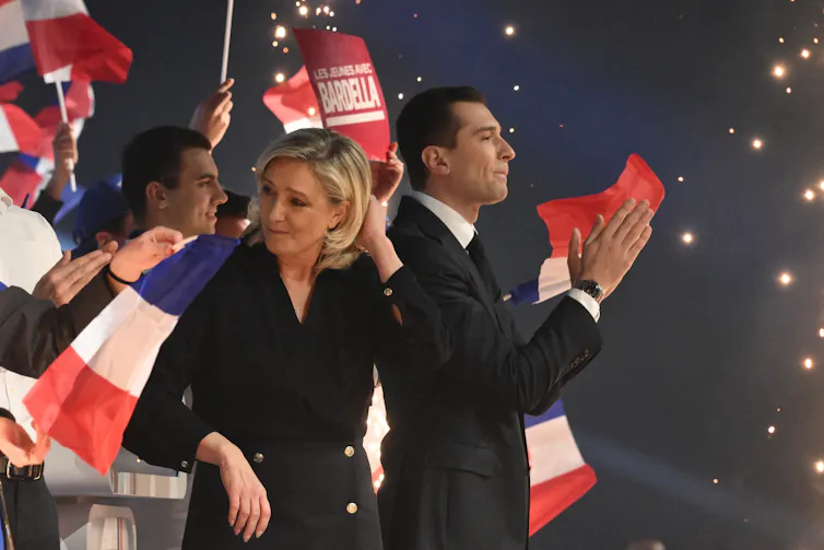Le président du Rassemblement national (RN) et chef de file de la liste électorale Jordan Bardella et Marine Le Pen sur scène lors du meeting de lancement de la campagne du RN pour les élections européennes, à Marseille, le 3 mars 2024