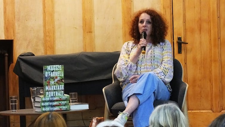 La escritora Maggie O'Farrell en un acto organizado por la librería independiente Edinburgh Bookshop en Edimburgo en las presentaciones del libro _El retrato de casada_.