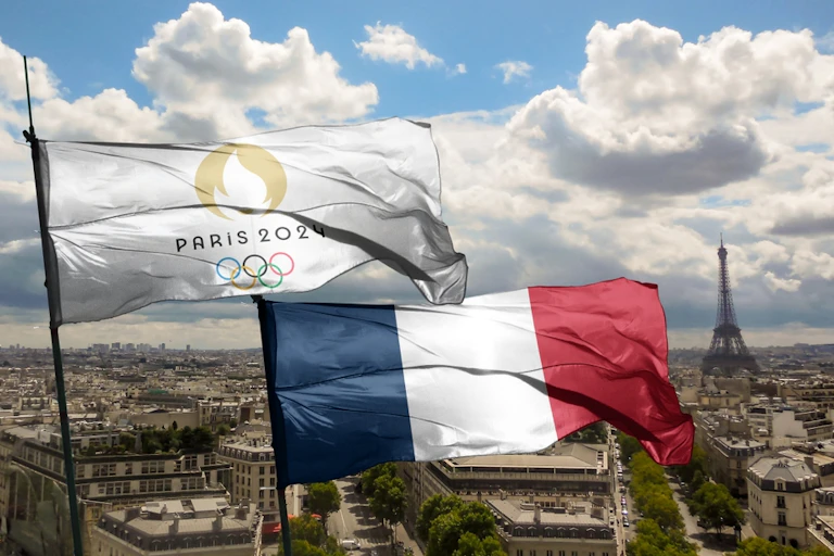 Drapeau olympique et drapeau français à Paris