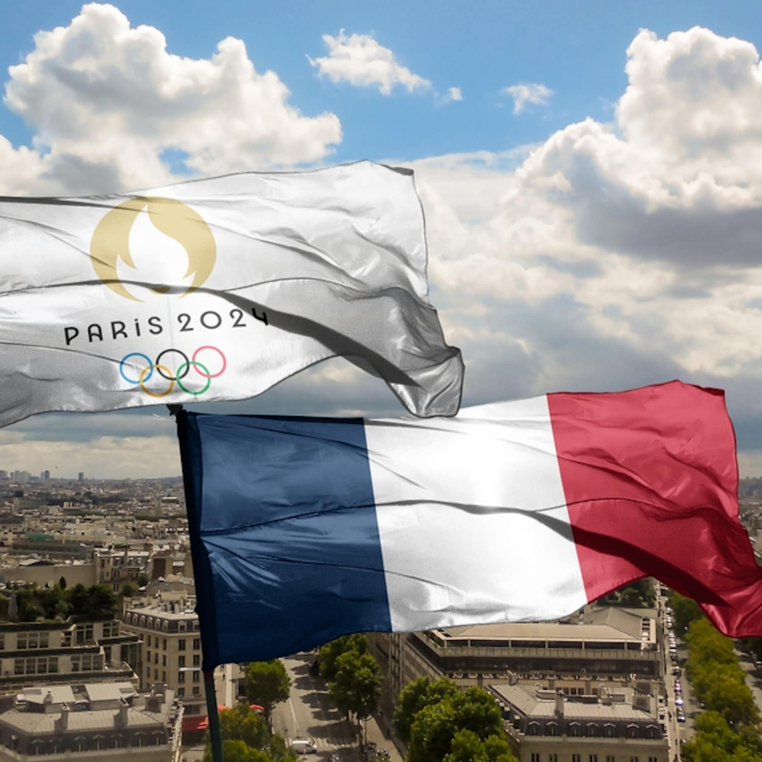 Drapeau olympique et drapeau français à Paris
