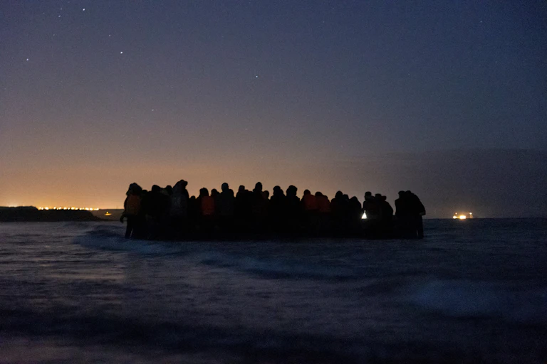 Un groupe de 80 exilés essaient de traverser la Manche en direction du Royaume-Uni, en partant des côtes françaises près de Wimereux.