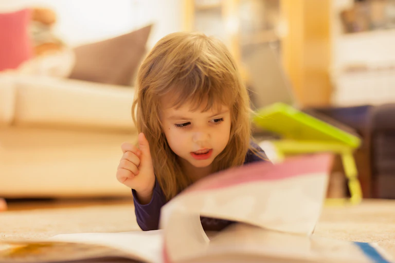 Une petite fille feuilletant un livre