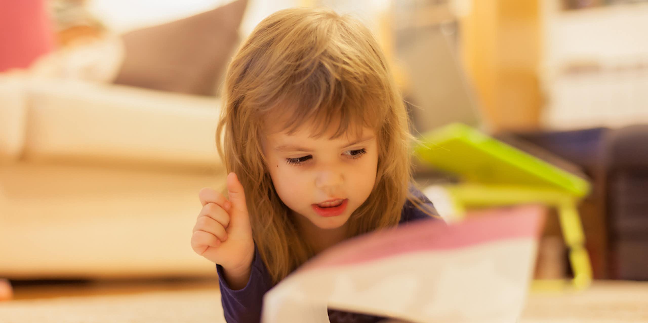 Une petite fille feuilletant un livre