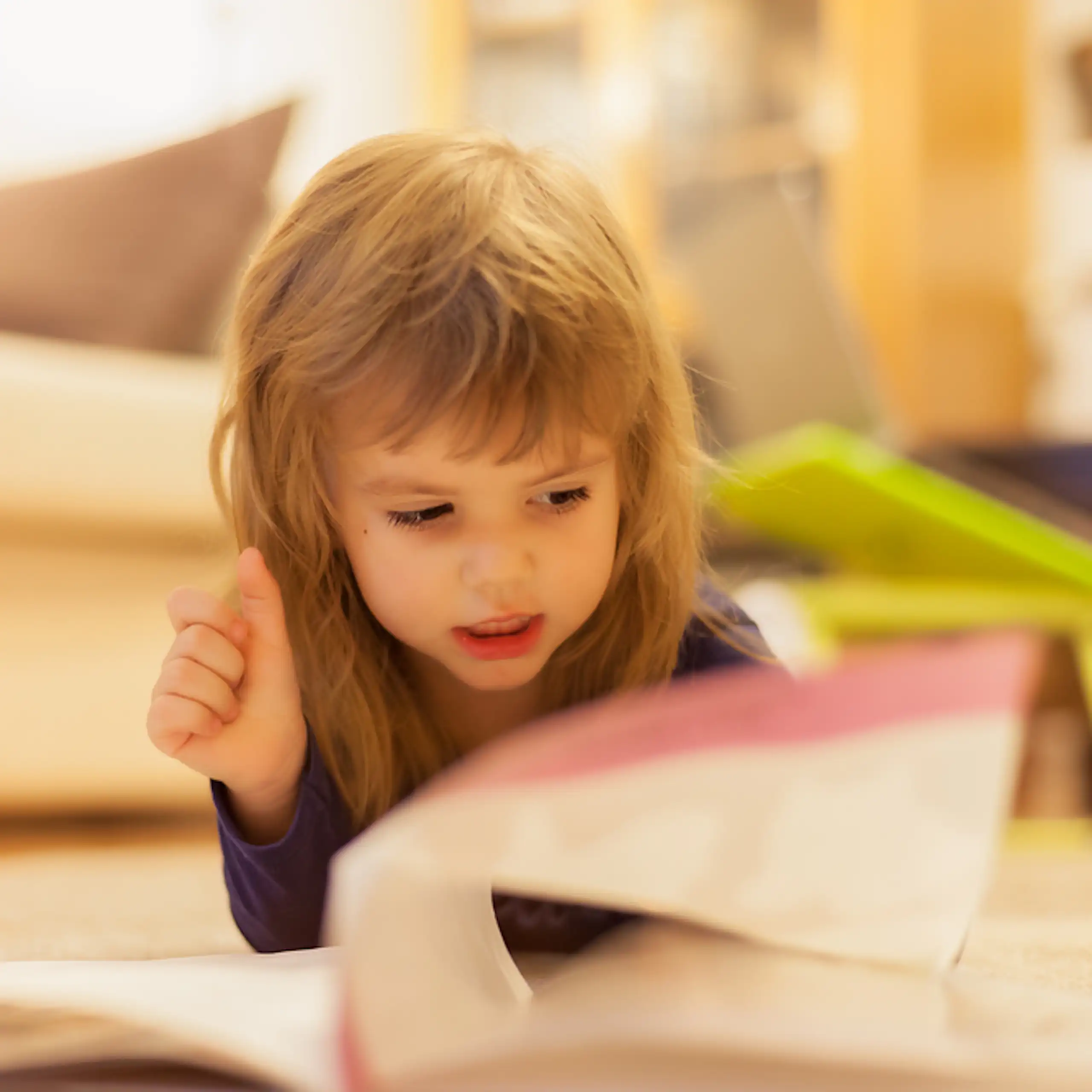 Une petite fille feuilletant un livre