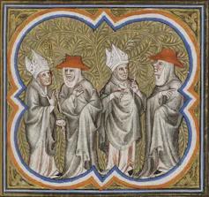 Illustration dorée représentant quatre hommes en habits ecclésiastiques et coiffés de chapeaux, debout et discutant à l’intérieur d’un cadre orange et bleu