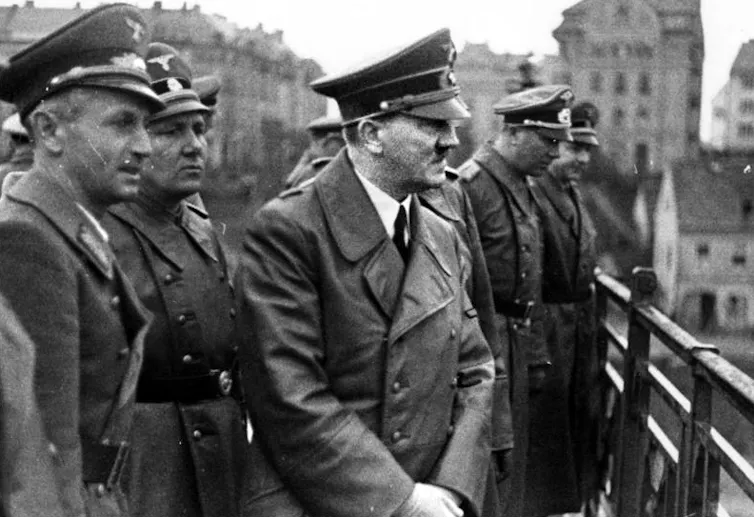Visite d’Adolf Hitler et de plusieurs officiers nazis à Maribor en 1941. De gauche à droite : Sigfried Uiberreither, Martin Bormann, Adolf Hitler, Otto Dietrich