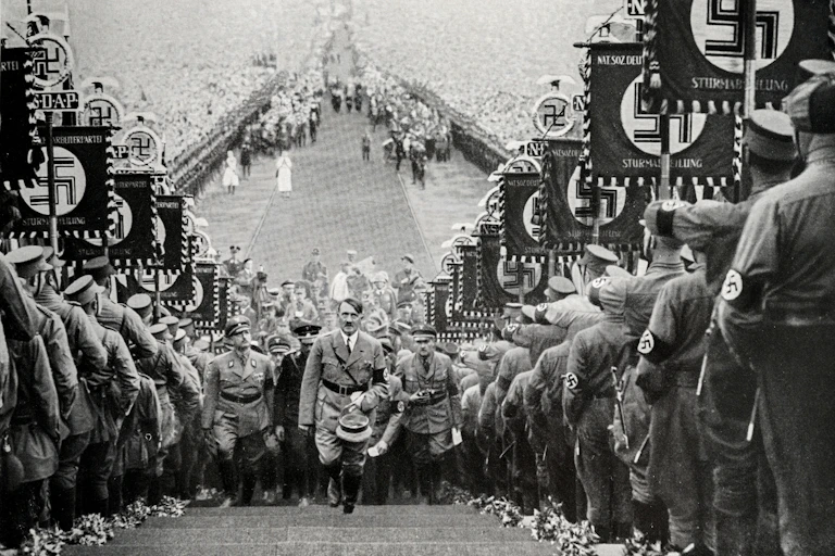 Adolf Hitler en 1934 lors d'une conférence de parti à Bückeberg (Allemagne).