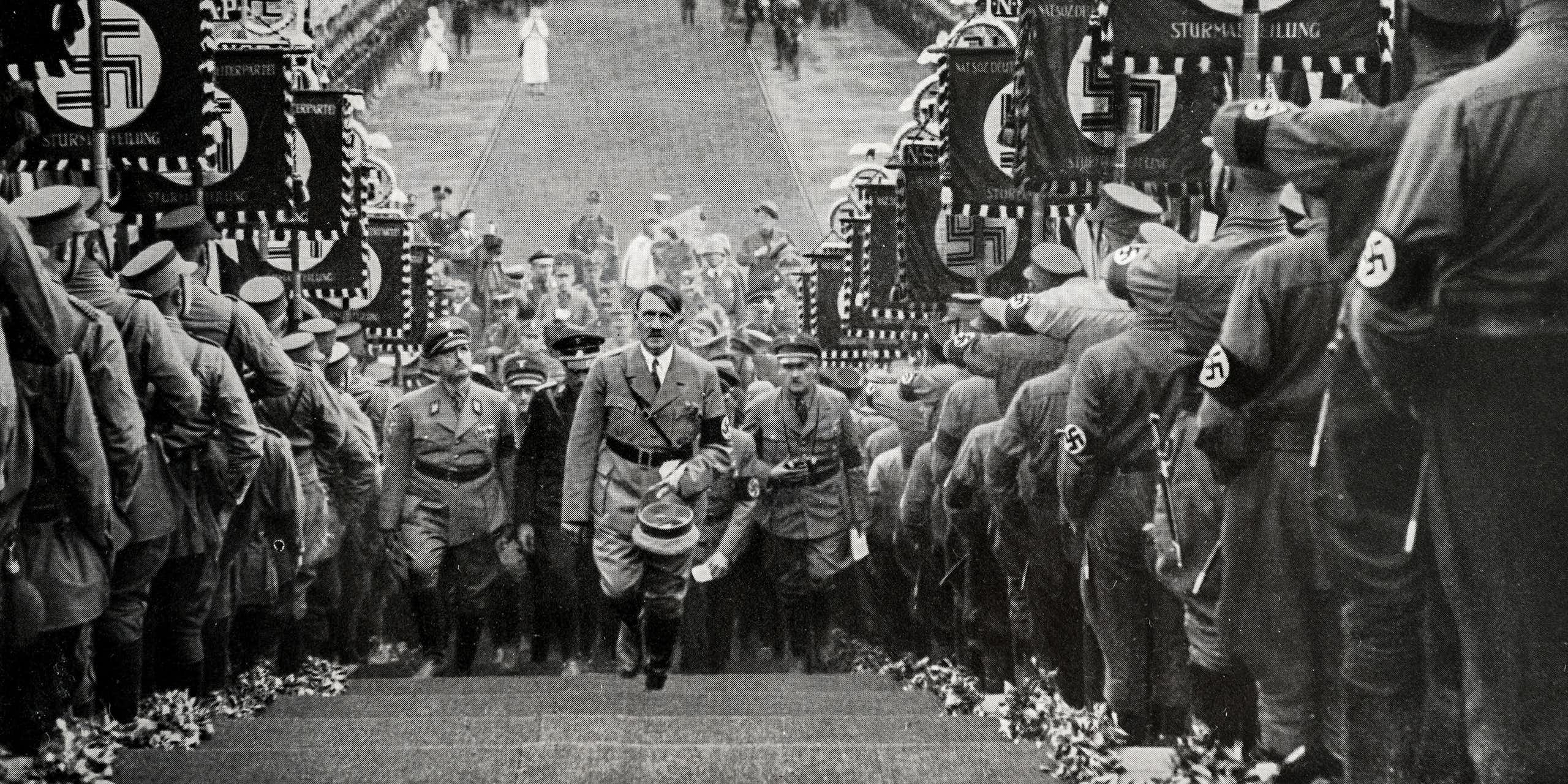 Adolf Hitler en 1934 lors d'une conférence de parti à Bückeberg (Allemagne).