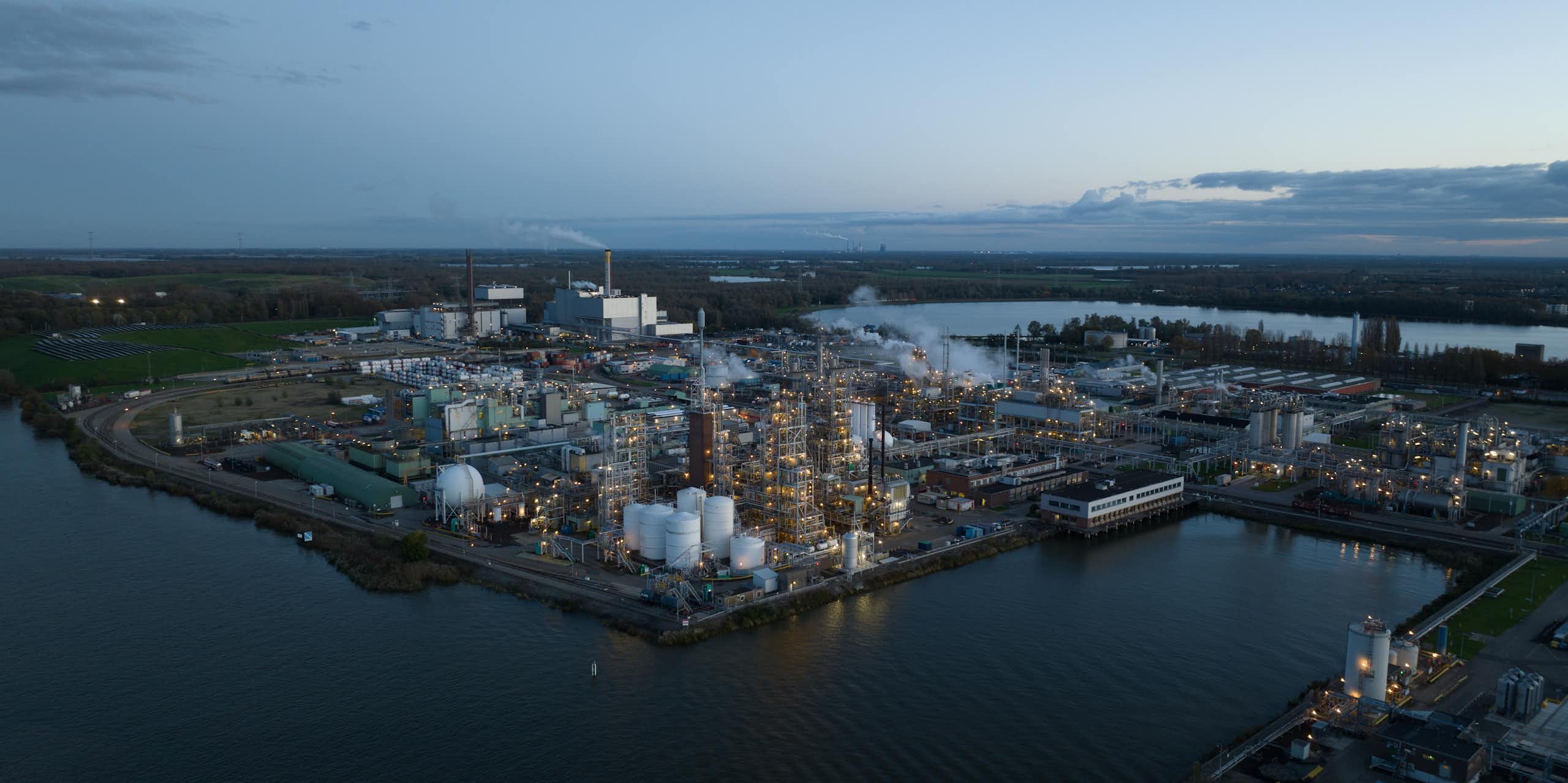 Vue aérienne d'une installation de production de fluoropolymères à Dordrecht, Pays-Bas.