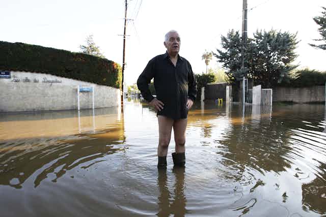Un homme au milieu d'une route inondée à Biot en octobre 2015