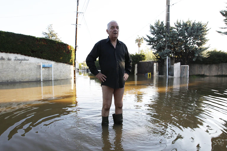 Un homme au milieu d'une route inondée à Biot en octobre 2015