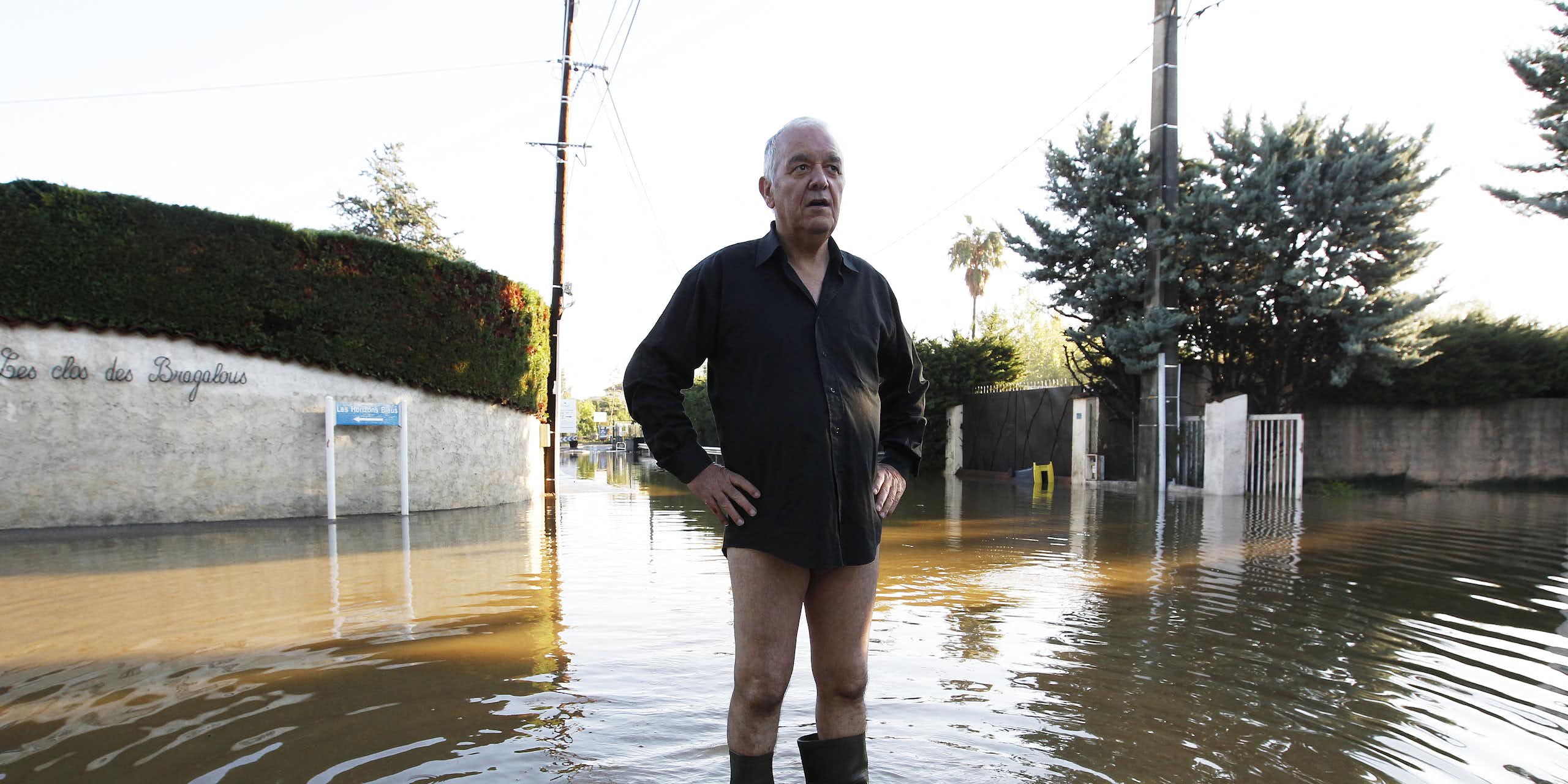 Un homme au milieu d'une route inondée à Biot en octobre 2015