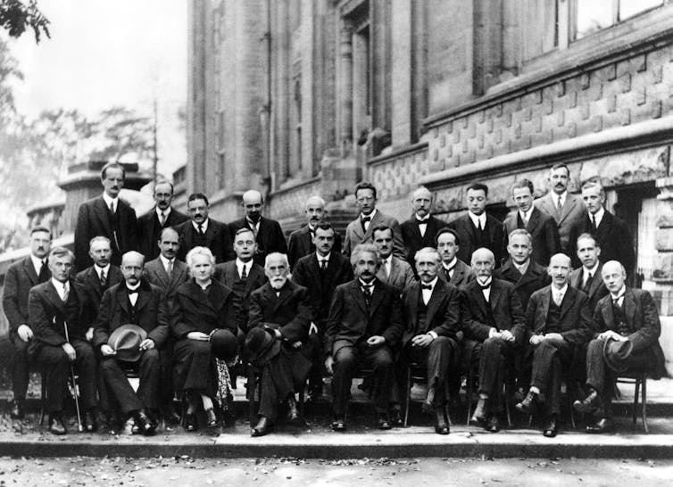 Photographie en noir et blancs des savants présents à la conférence de Solvay de 1927
