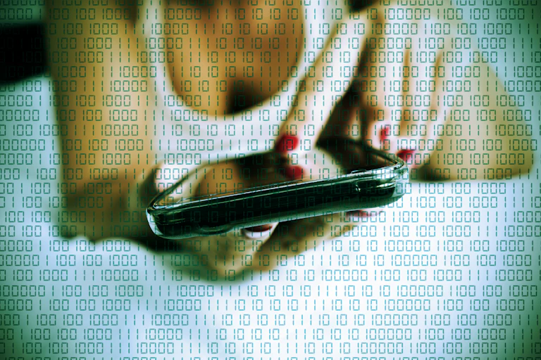 uma mulher deitada na cama segurando um telefone celular, com 0s e 1s sobrepostos na imagem