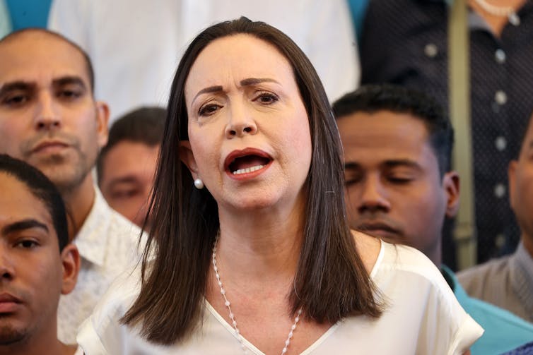 Una mujer morena pronuncia un discurso