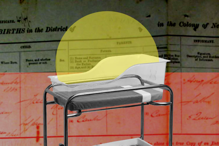 Drapeau jaune et rouge superposé à un berceau d'hôpital, avec un ancien formulaire de naissance en arrière-plan.