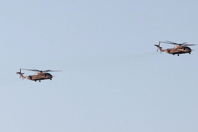 Des hélicoptères israéliens au dessus du désert du Néguev.