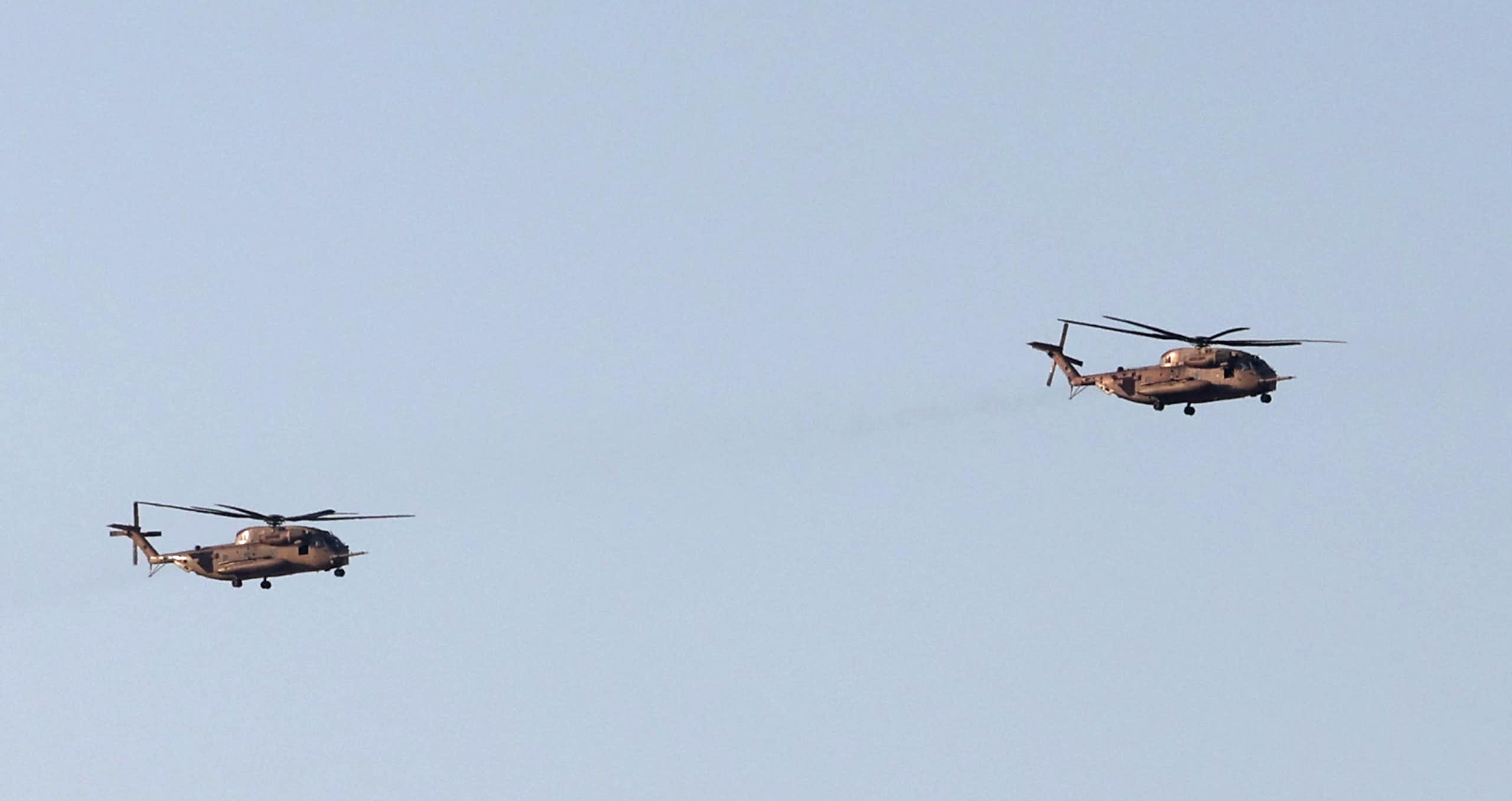 Des hélicoptères israéliens au dessus du désert du Néguev.