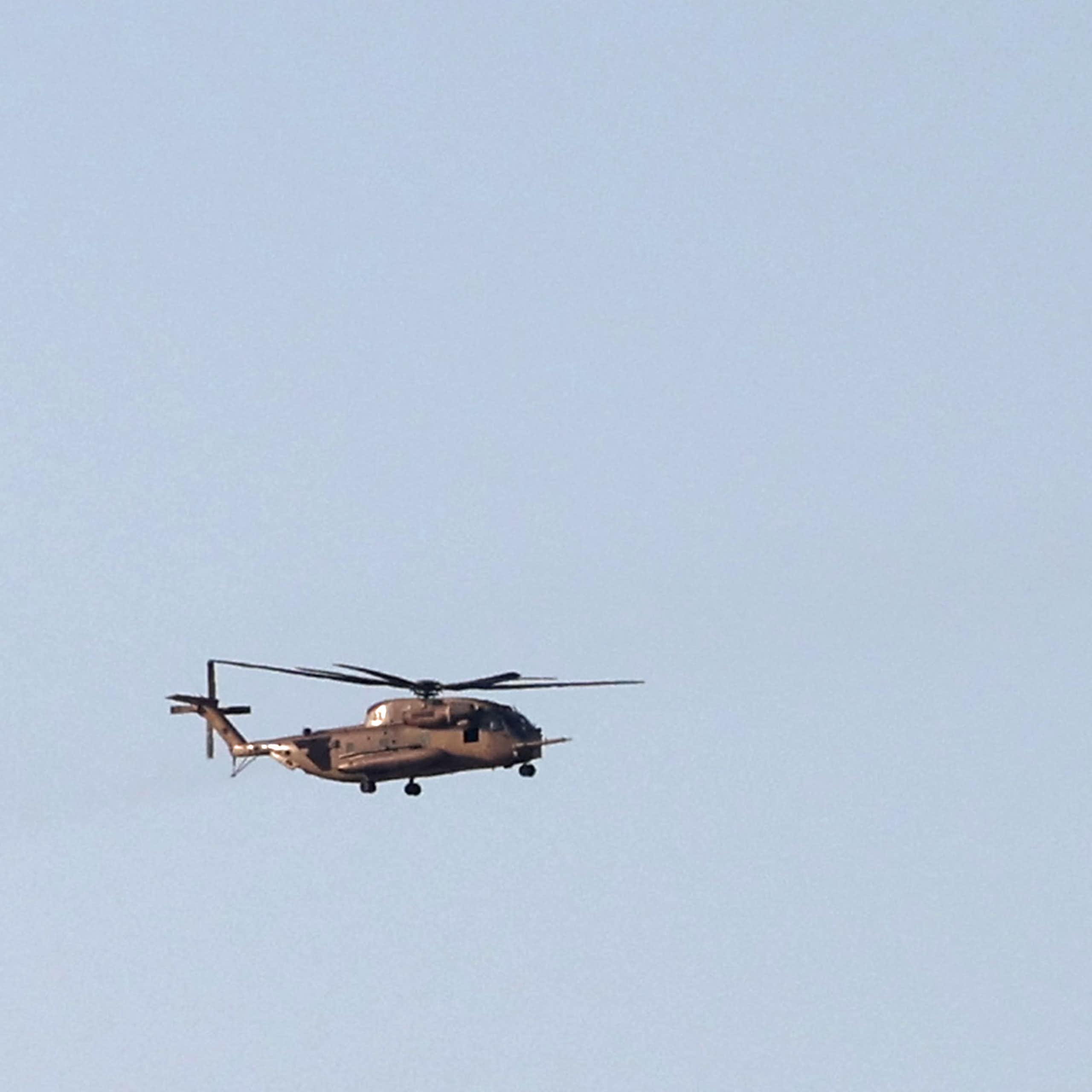 Des hélicoptères israéliens au dessus du désert du Néguev.