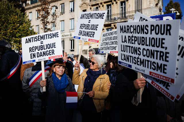 Des manifestantes tiennent des pancartes sur lesquelles on peut lire "Antisémitisme = République en danger" lors d'une manifestation contre l'antisémitisme à Marseille, le 12 novembre 2023.