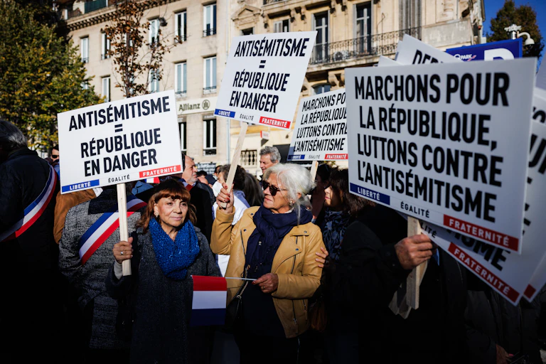 Des manifestantes tiennent des pancartes sur lesquelles on peut lire "Antisémitisme = République en danger" lors d'une manifestation contre l'antisémitisme à Marseille, le 12 novembre 2023.