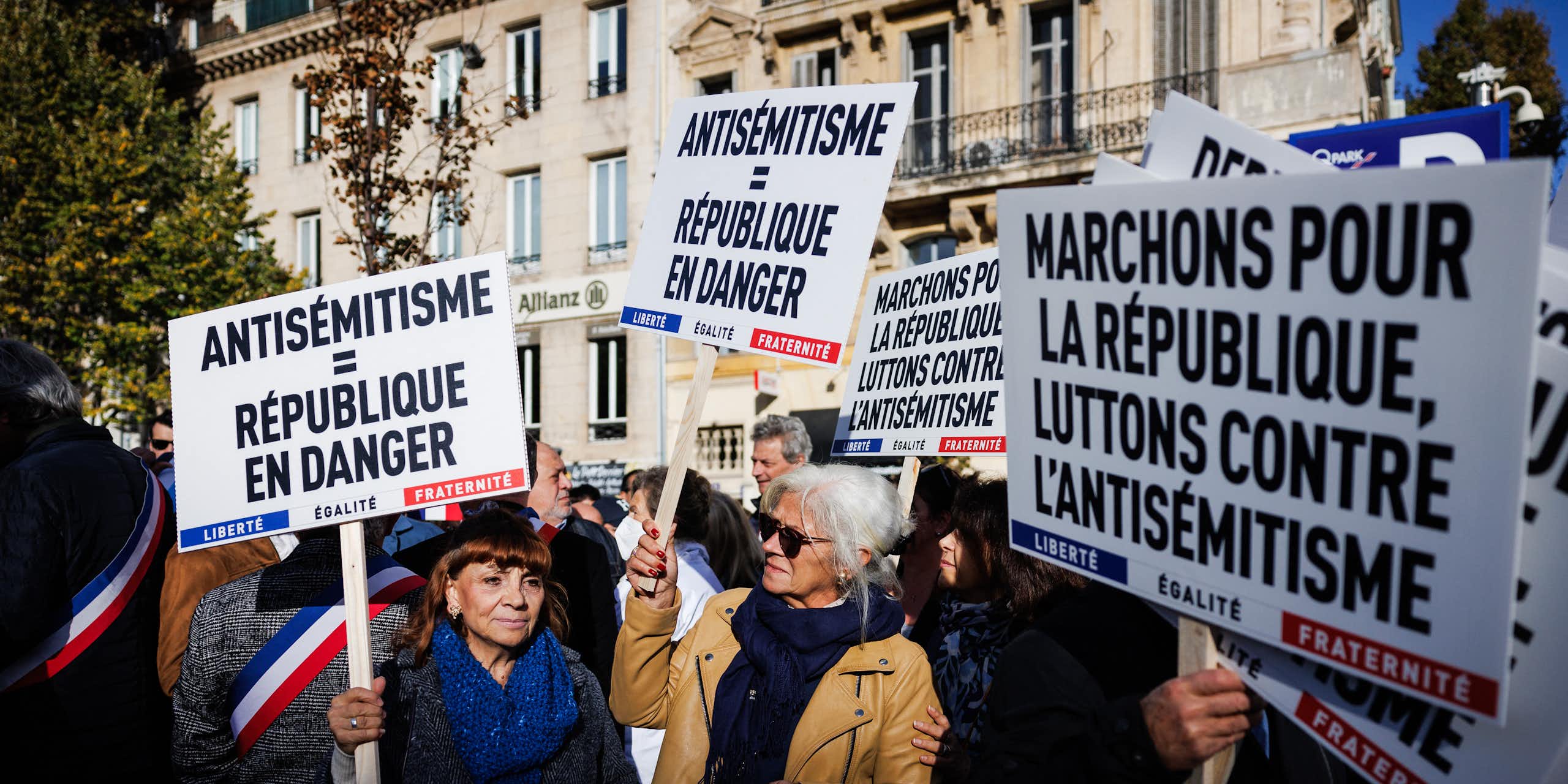 Des manifestantes tiennent des pancartes sur lesquelles on peut lire "Antisémitisme = République en danger" lors d'une manifestation contre l'antisémitisme à Marseille, le 12 novembre 2023.