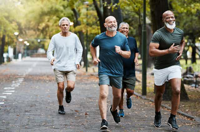 Un groupe d'hommes âgés qui courent.