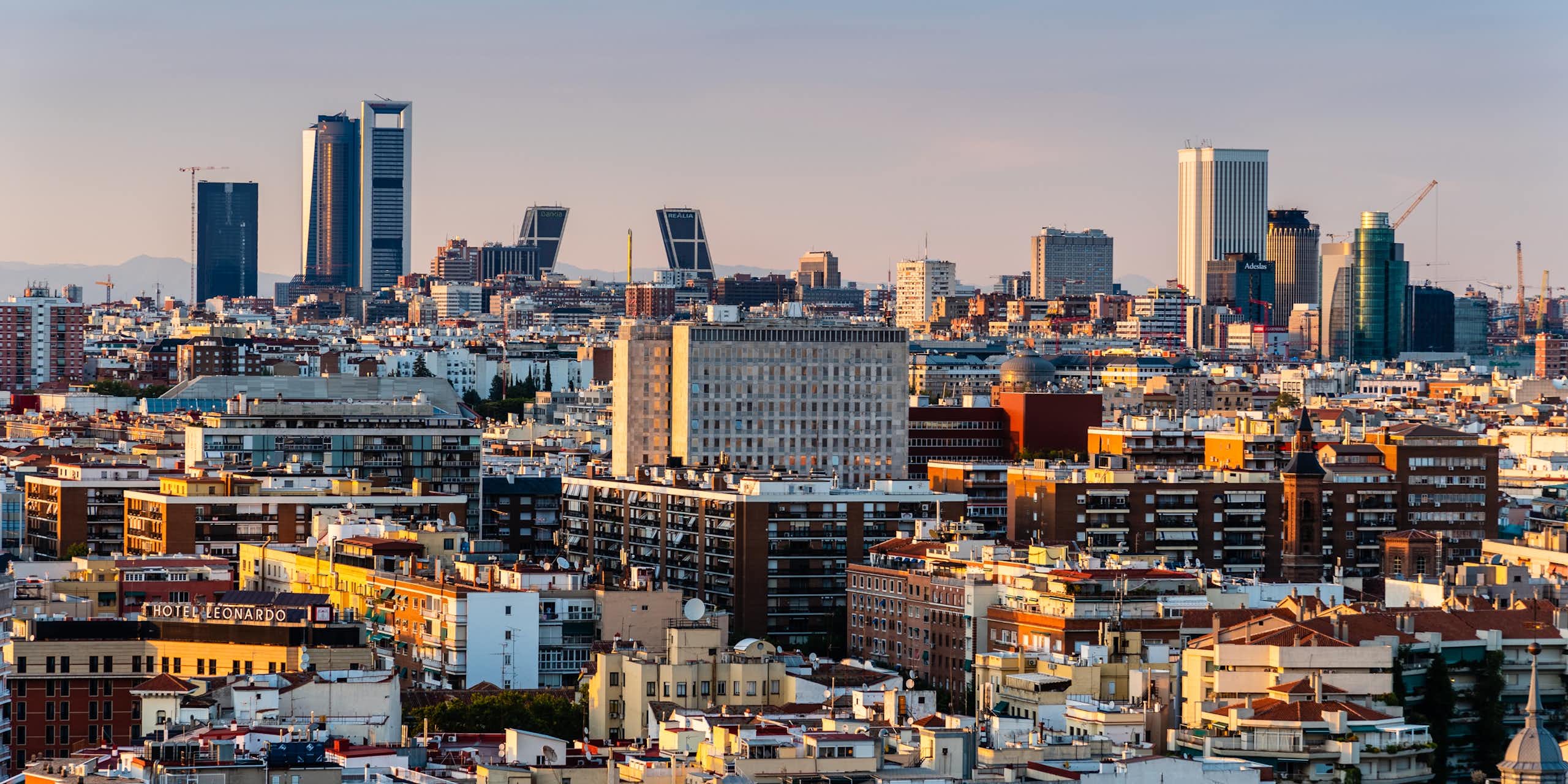 Vista panorámica aérea del centro de Madrid al atardecer, 2020.