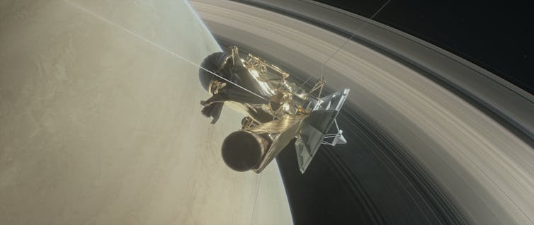 La sonde spatiale Cassini, avec en fond une portion de Saturne et de ses anneaux.
