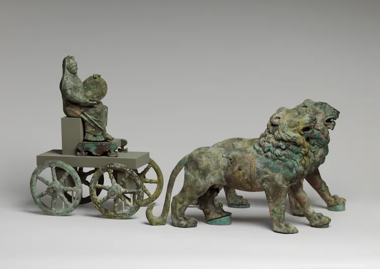 Une statuette en bronze représentant une femme sur un char tiré par deux lions