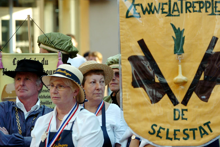 Des membres de la confrérie de l'oignon, la « Zewwelatreppler », pendant le défilé organisé à l'occasion de l'intronisation de nouveaux membres, le 05 août 2006 à Sélestat dans le Bas-Rhin.