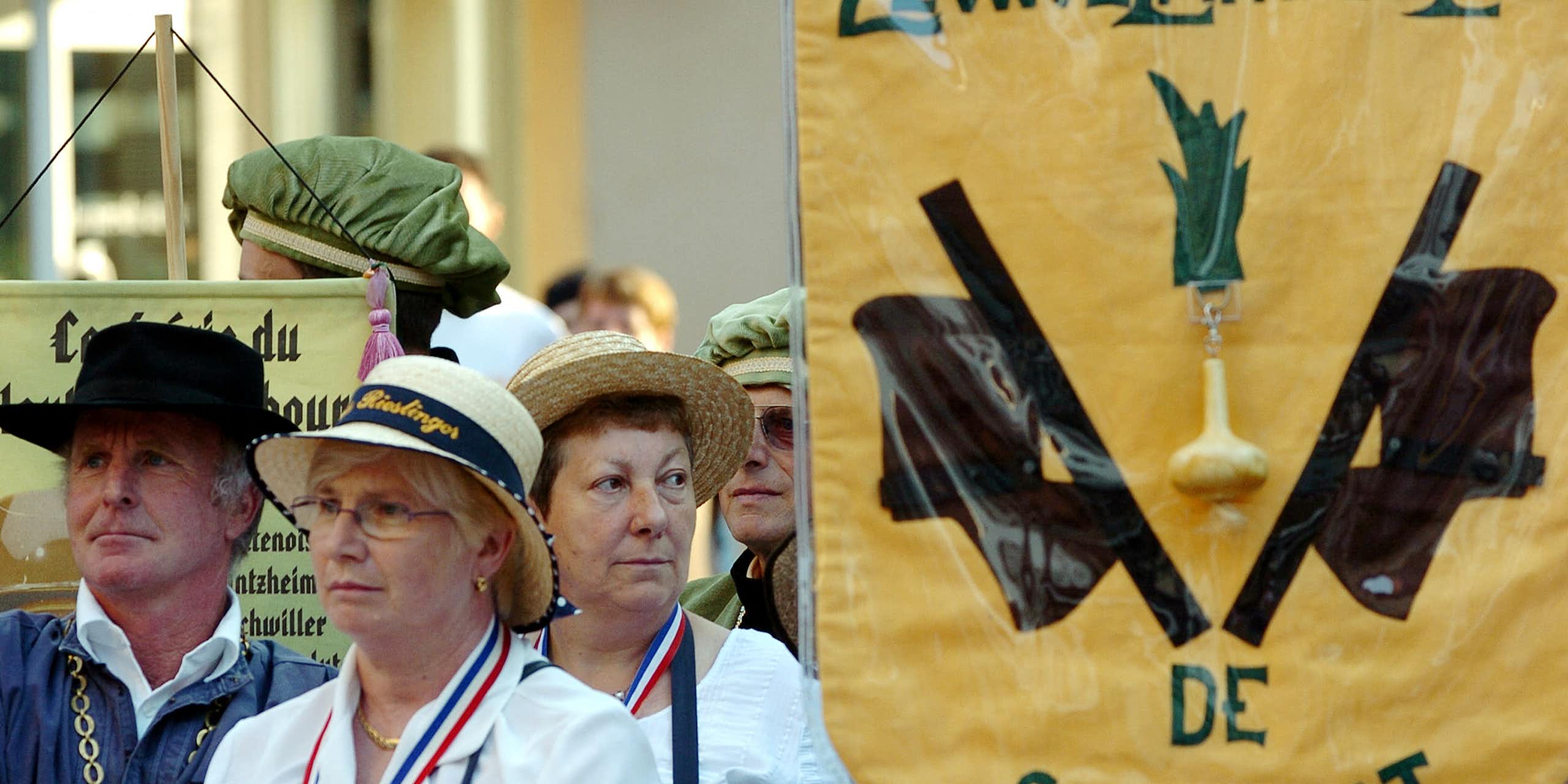 Des membres de la confrérie de l'oignon, la « Zewwelatreppler »,  pendant le défilé organisé à l'occasion de l'intronisation de nouveaux membres, le 05 août 2006 à Sélestat dans le Bas-Rhin.