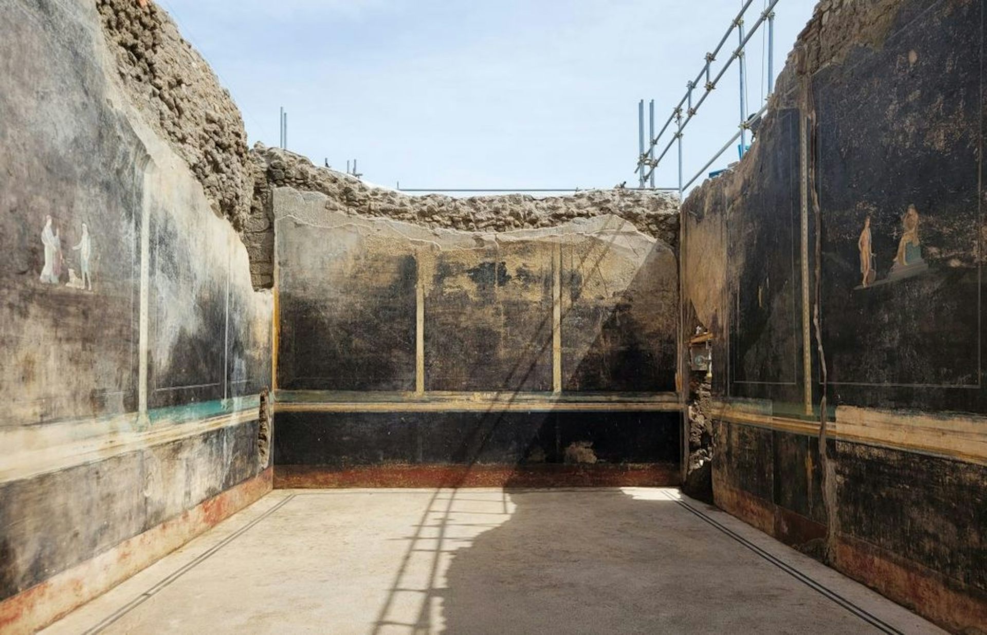 Uncovered Pompeii dining room, a sunken room with black walls