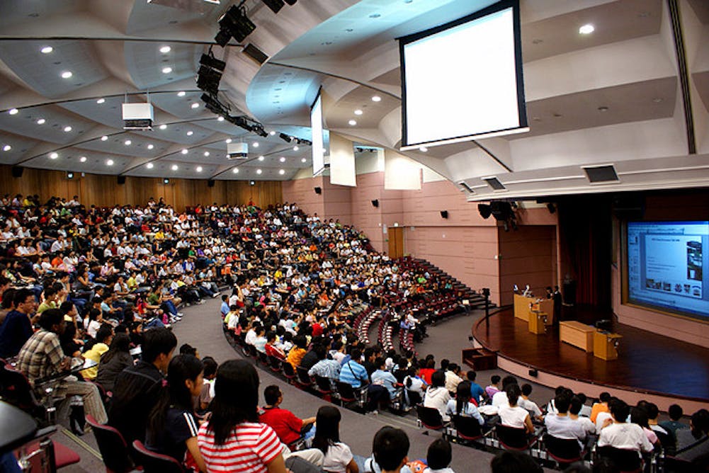 Lecture hall. Аудитория в университете. Аудитория слушателей. Лекция в аудитории. Лекция в большой аудитории.