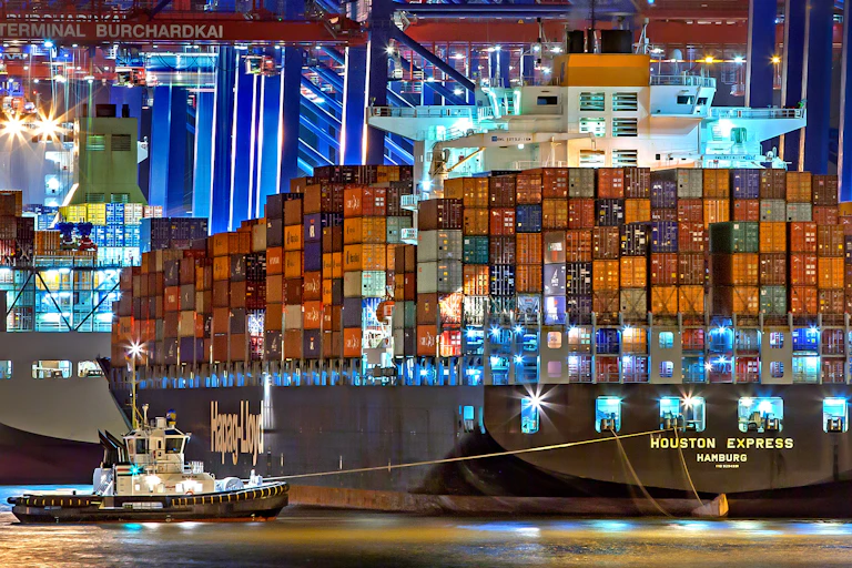 Un porte-conteneurs arrivant au port