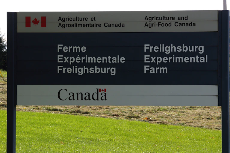 Pancarte indiquant une ferme expérimentale au Canada